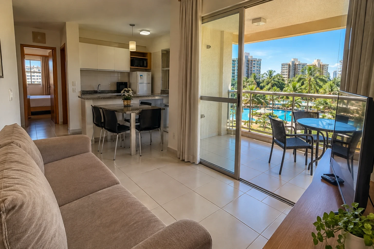 Apartamento para hospedagem barata em Caldas Novas com sala, cozinha e varanda