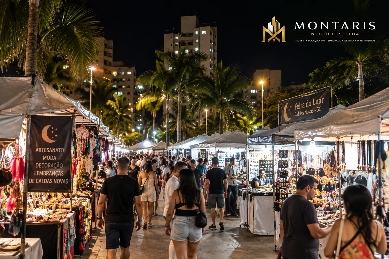 Feira do Luar em Caldas Novas com visitantes, barracas e artesanato
