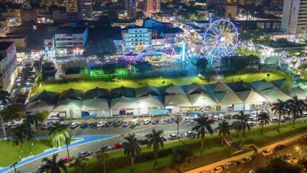 Vista aérea noturna da Feira do Luar em Caldas Novas