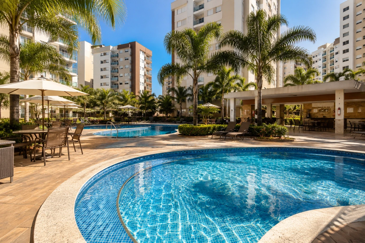 Área de lazer de condomínio com piscinas para apartamento de investimento em Caldas Novas
